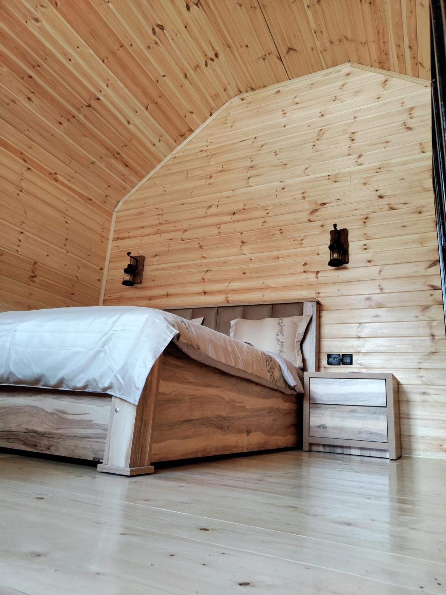 Nikolozi Hotell Kazbegi Rom bilde
